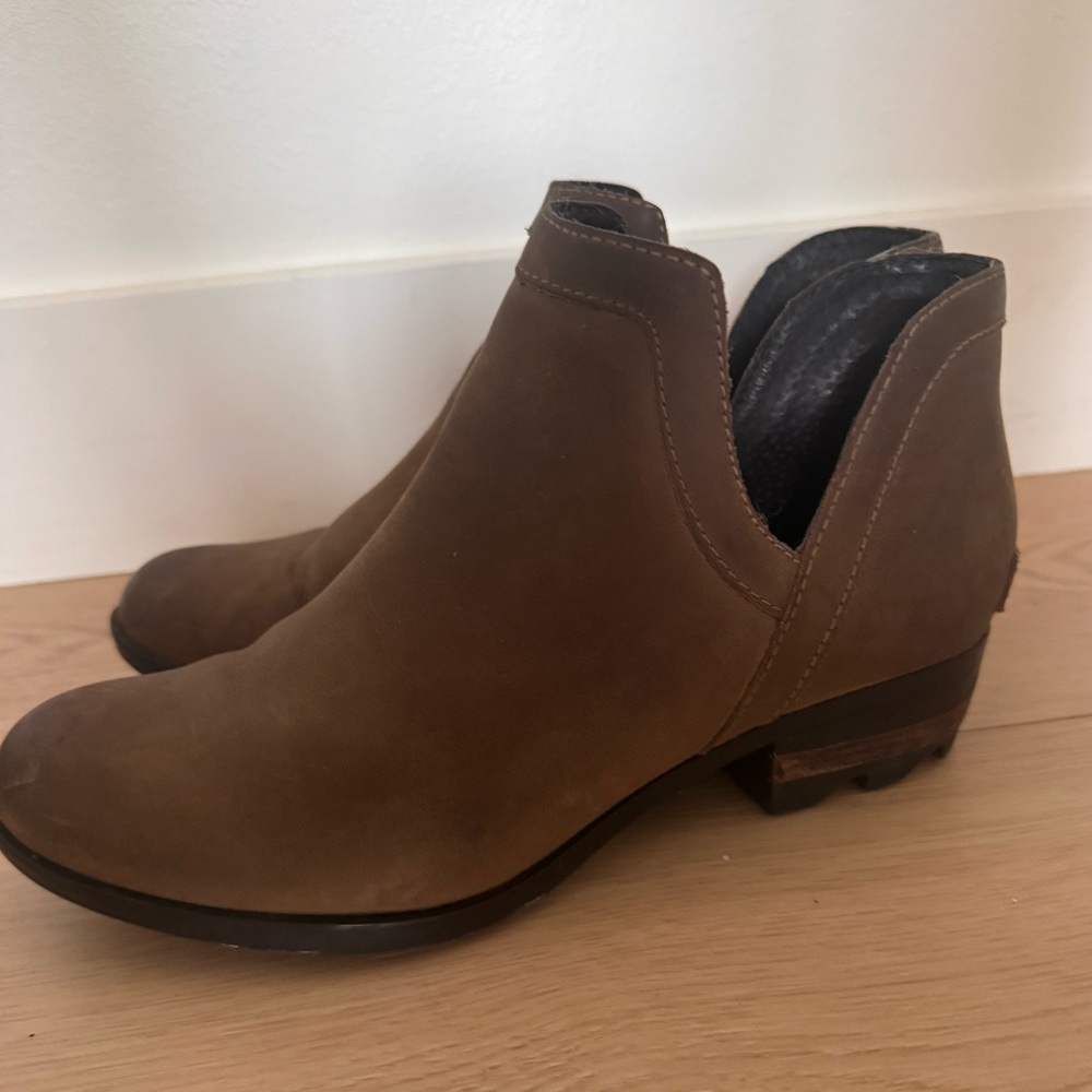 Sorel waterproof brown bootie slip on boots women’s size 9